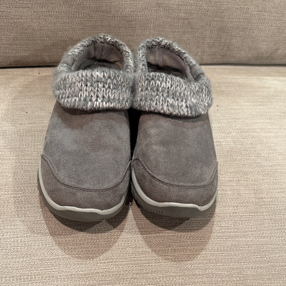 Sketchers light grey